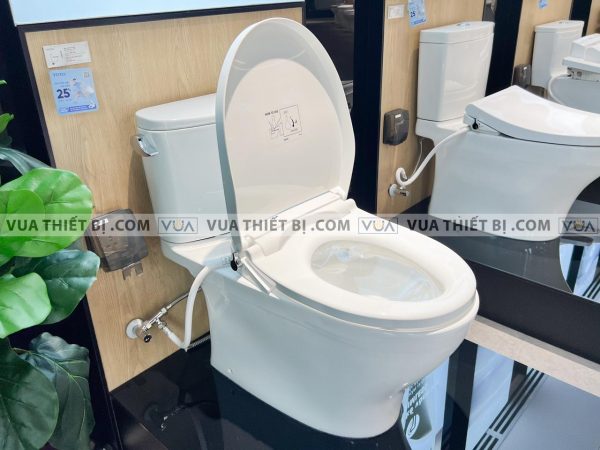 Bôn cầu 2 khối TOTO CS767RE2 nắp rửa cơ TCW07S