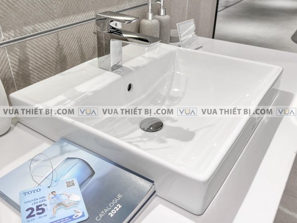 Chậu rửa mặt lavabo TOTO LT710CSR đặt bàn vòi TLG02301V