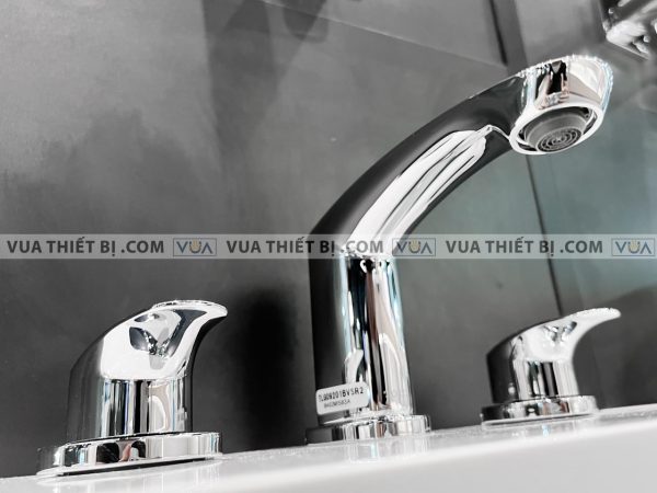 Vòi chậu lavabo TOTO TLG09201B nóng lạnh 3 lỗ GM