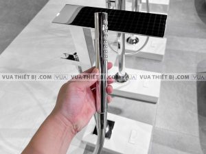 https://vuathietbi.com/wp-content/uploads/2020/05/Vòi-sen-xả-bồn-tắm-TOTO-TBP02303ATBN01105B-dặt-sàn-ZL-4.jpg